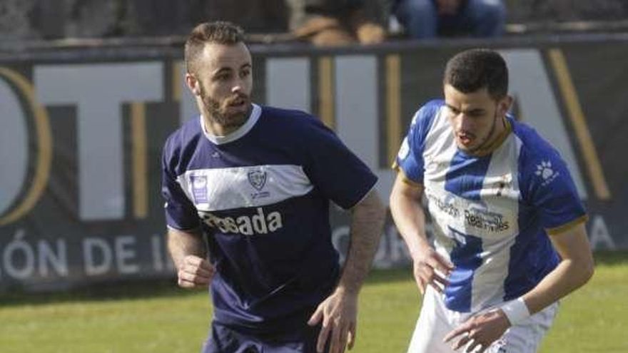 Álvaro García conduce el balón ante Polo, del Avilés.