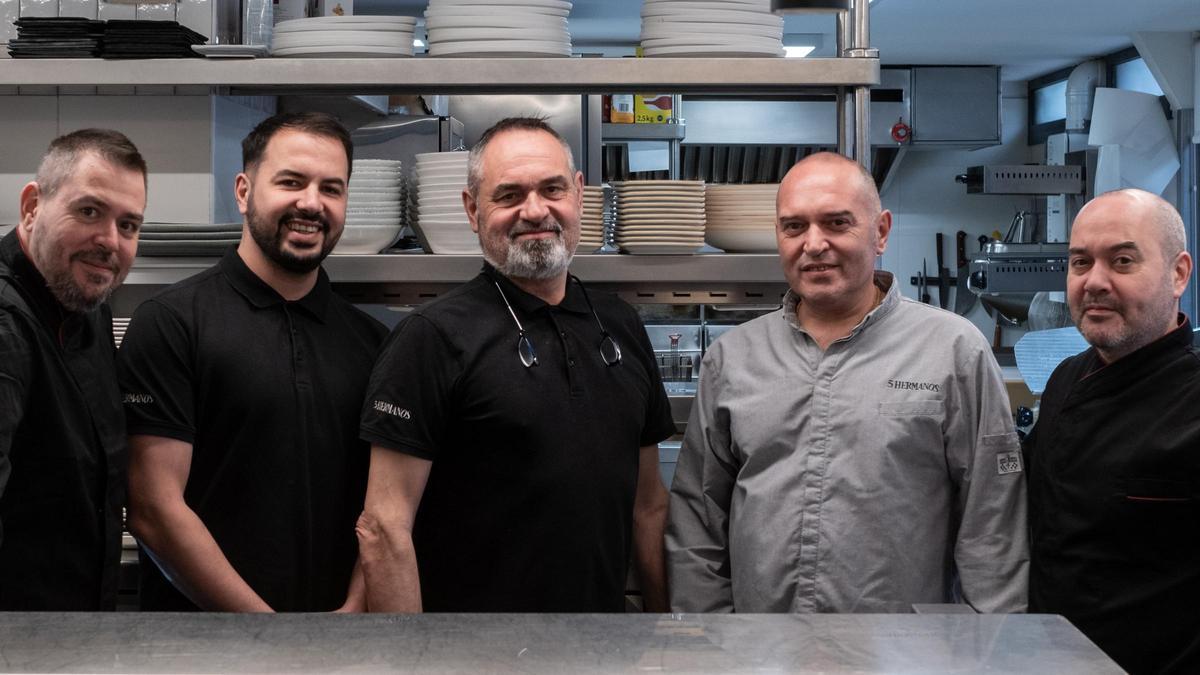 Jordi, Aitor, Manuel, Julio y Javier Gerpe, en la cocina del restaurante 5 Hermanos.