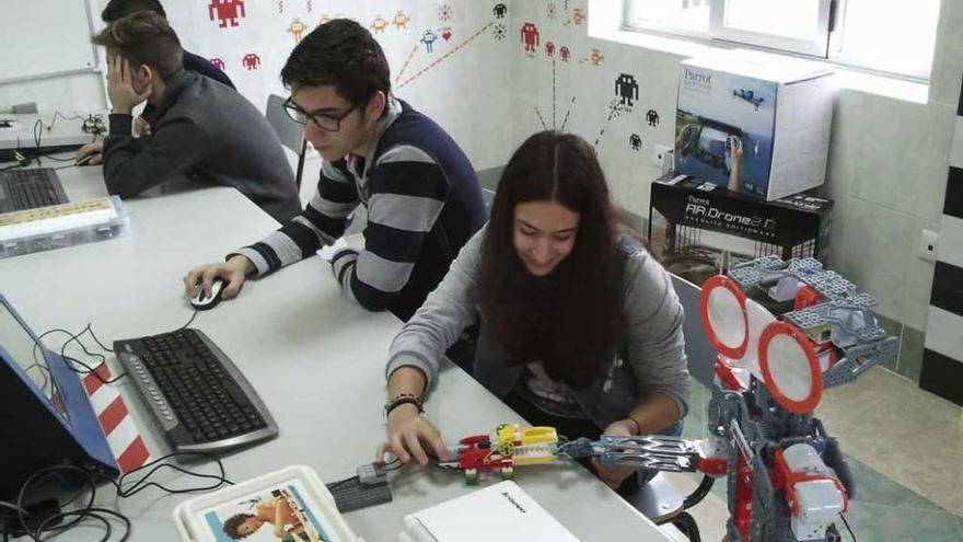 Una alumna interactúa con el &quot;nuevo compañero&quot; de clase, un robot.