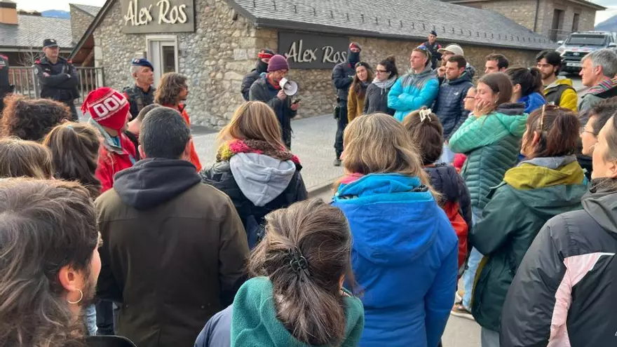Mig centenar de persones es concentren a Puigcerdà per denunciar que “l’especulació” els dificulta l'accés a l’habitatge