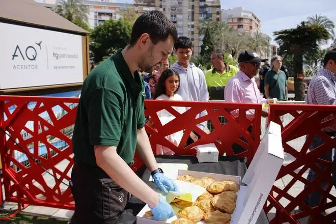 Reparto de pasteles de carne en las Fiestas de Primavera 2024