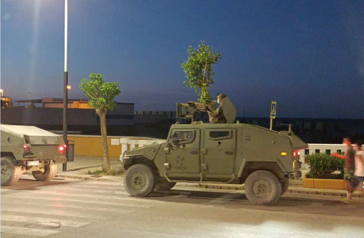 Soldados españoles patrullan Ceuta en previsión de una nueva oleada de migrantes.