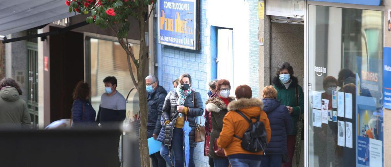 Colas de clientes ante la oficina de una empresa eléctrica en Lalín. |   // BERNABÉ/ANA AGRA