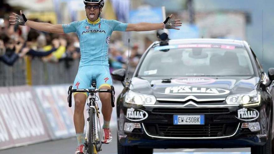 Mikel Landa festeja su triunfo de etapa de ayer en la meta de Aprica. // Fabio Ferrari