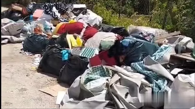 Vecinos del Camino de las Casas en Sangonera la Seca protestan por la basura acumulada en la vía