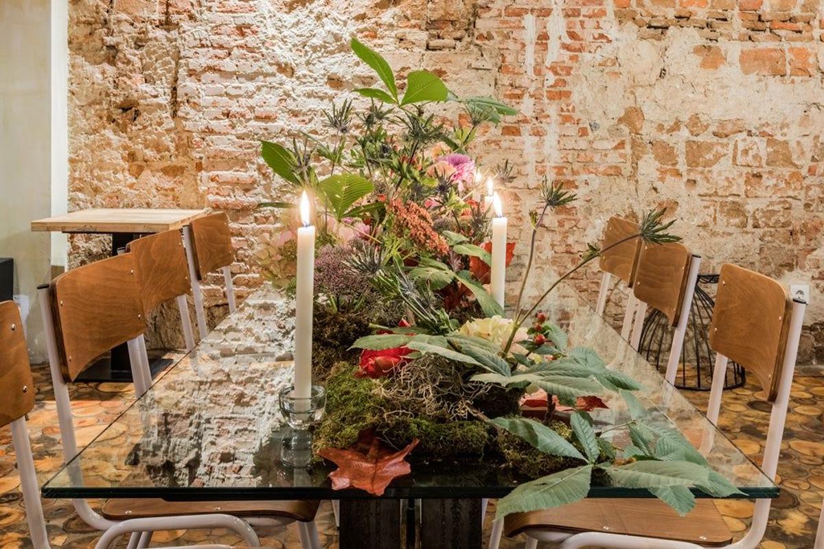 Decoración navideña con flores: un centro a lo largo de la mesa