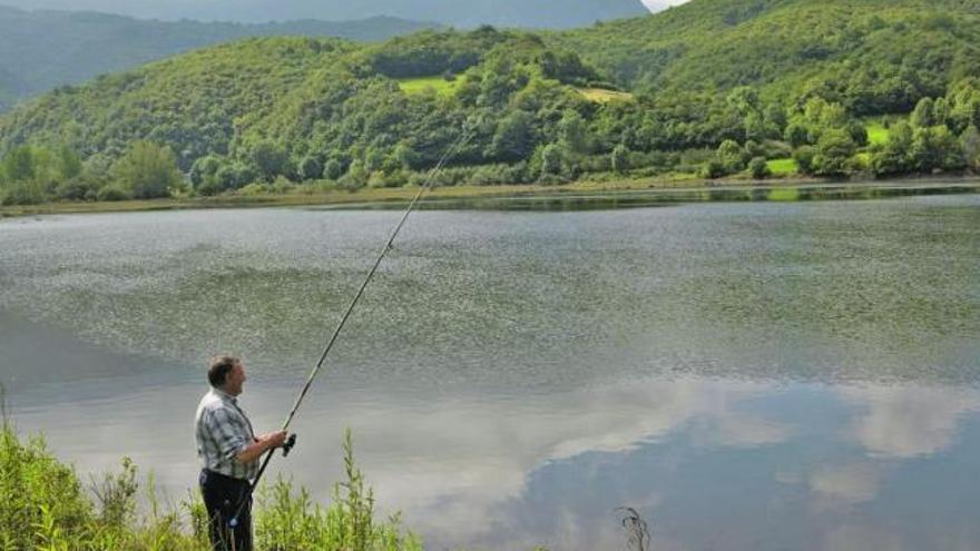 Un hombre, ayer, pescando en las aguas del pantano de Rioseco, que se encuentra casi a plena capacidad.