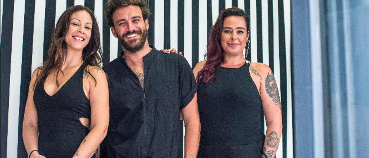 René Nuez se rodea del mejor equipo para dar un servicio impecable. En la foto, con Aída Ramos y Pepa Socorro.