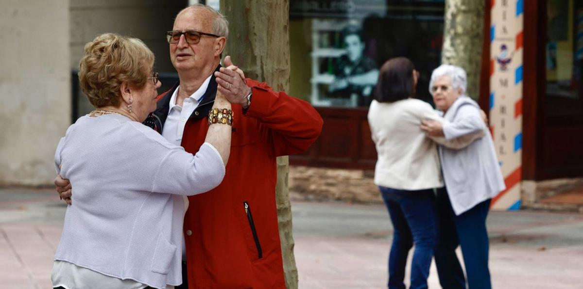 Dos parejas bailando «agarrao», ayer, en Piedras Blancas. | David Cabo