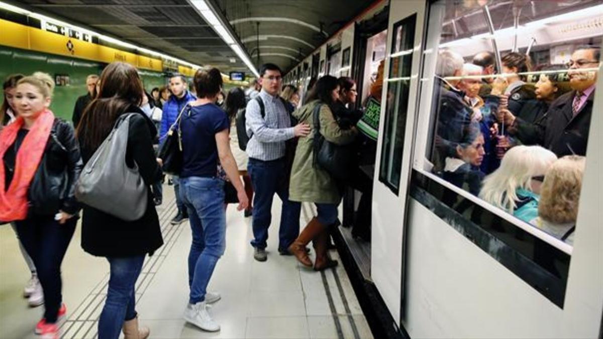 Usuarios del metro, durante la jornada de huelga del 27 de abril, que coincidió con la feria Alimentaria.