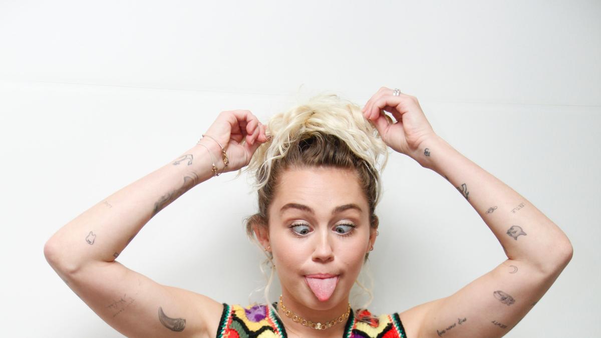 Miley Cyrus en un posado enseñando tatuajes