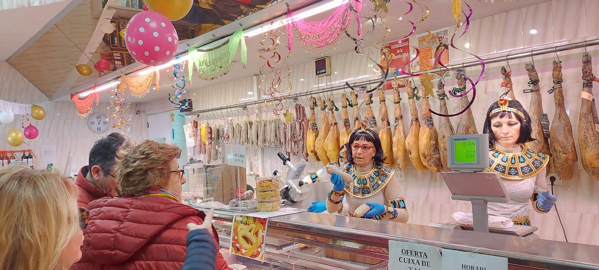 A Can Solvi s'ha format una llarga cua per comprar botifarra i hamburguesa de Carnaval