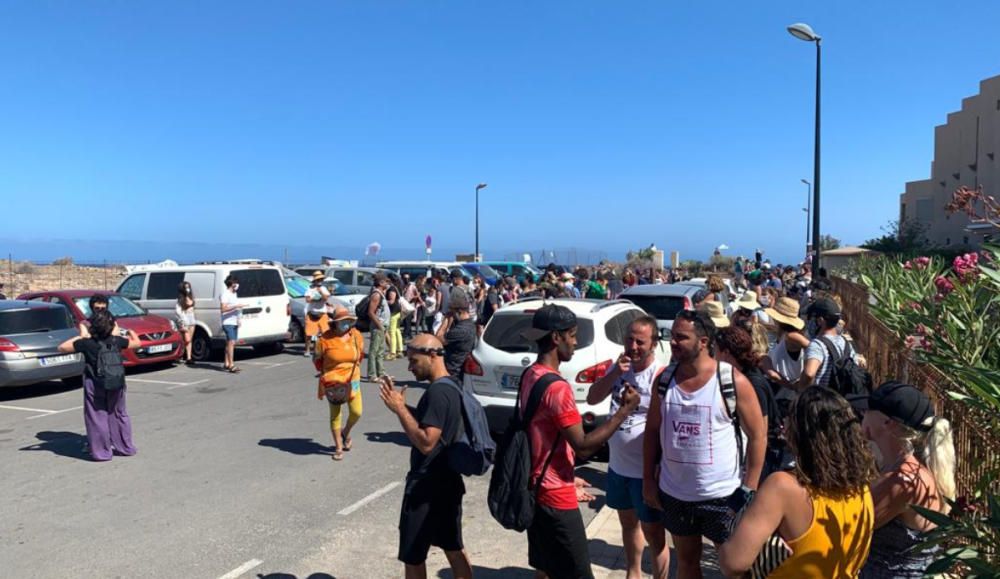 Activistas en las grúas del Hotel La Tejita