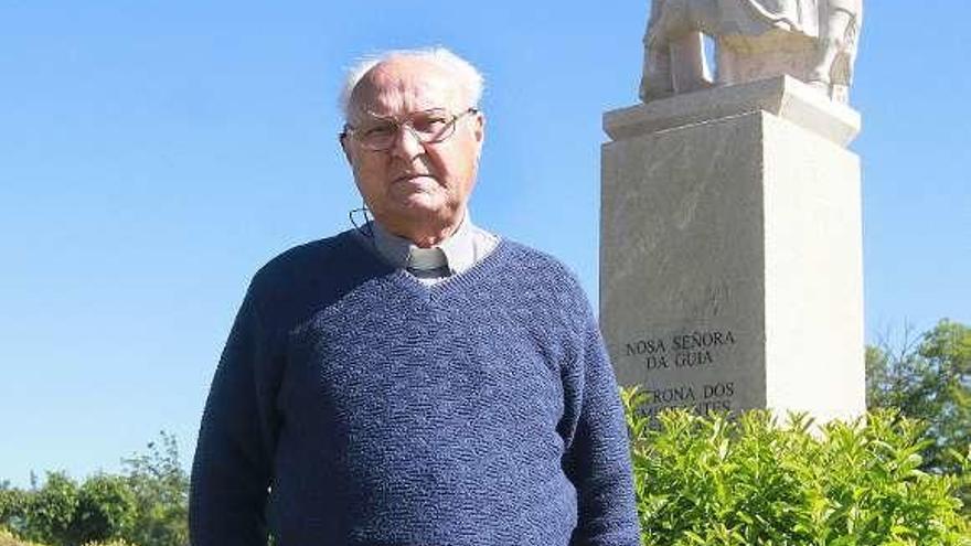 José López junto al monumento en honor a la Virxe da Guía. // I. Osorio