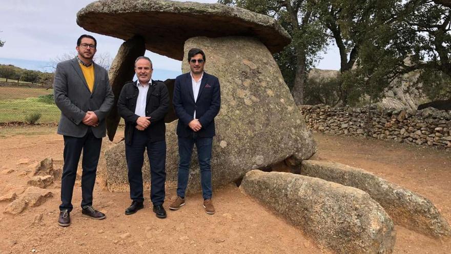 El director general de Turismo junto al alcalde de Valencia de Alcántara y el vicepresidente de la Cámara Municipal de Marvão en la presentación.