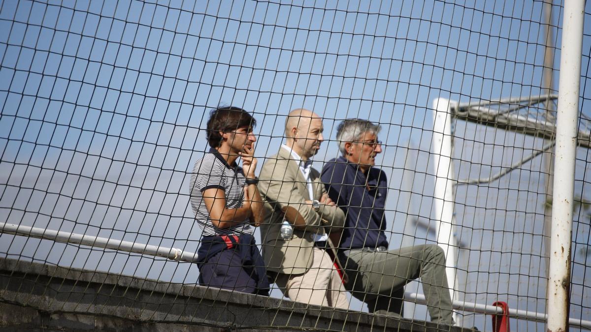 Óscar Garro, entre Pedro Menéndez e Iñaki Tejada