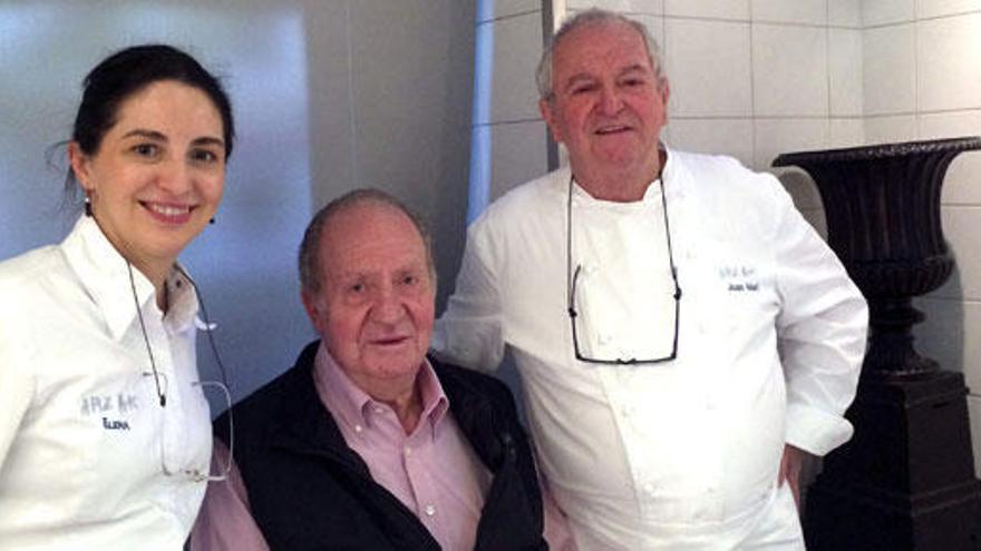 Juan Carlos I, con Juan María Arzak y su hija Elena.