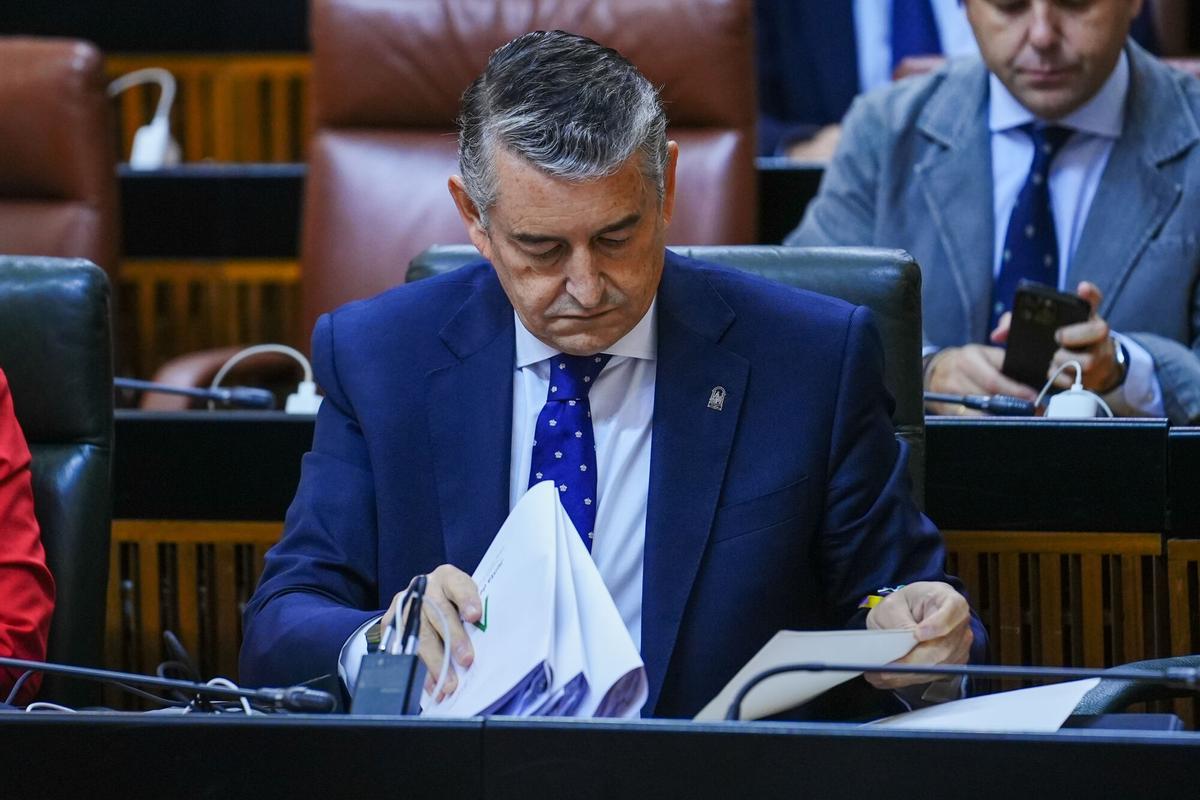 El consejero de Sanidad, Presidencia y Emergencias de la Junta de Andalucía, Antonio Sanz, prepara su intervención en la sesión plenaria del Parlamento andaluz. A 22 de octubre de 2025, en Sevilla (Andalucía, España). El Pleno del Parlamento andaluz ha celebrado este miércoles, 22 de octubre, el debate general sobre la situación de la sanidad pública de Andalucía que solicitaron por primera vez los grupos de oposición de izquierda PSOE-A y Por Andalucía mediante una iniciativa registrada en mayo de 2023, que supondrá la primera comparecencia de Antonio Sanz como nuevo consejero de Sanidad en la Cámara autonómica, y que llega en plena crisis por el funcionamiento de los programas de cribado de cáncer en la sanidad andaluza. 22 OCTUBRE 2025 Francisco J. Olmo / Europa Press 22/10/2025. ANTONIO SANZ;CAROLINA ESPAÑA;INMACULADA NIETO;JESÚS AGUIRRE;MANUEL GAVIRA;Francisco J. Olmo