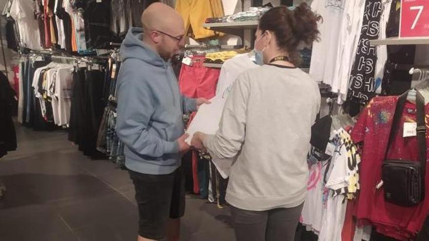 Un cliente comprando en la tienda de ropa Inside.   | // BIEITO BALIÑO
