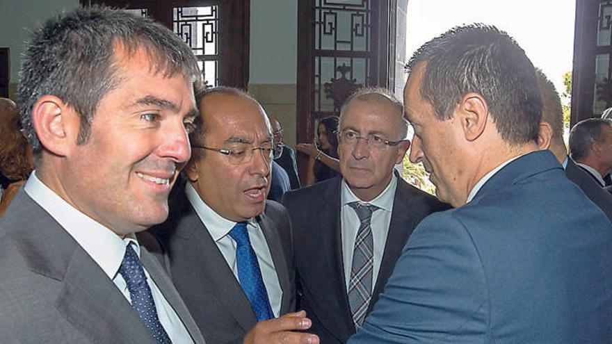 Fernando Clavijo (i), Julio Cruz, Francisco Hernández Spínola y José Miguel Ruano, ayer, en la ULL.