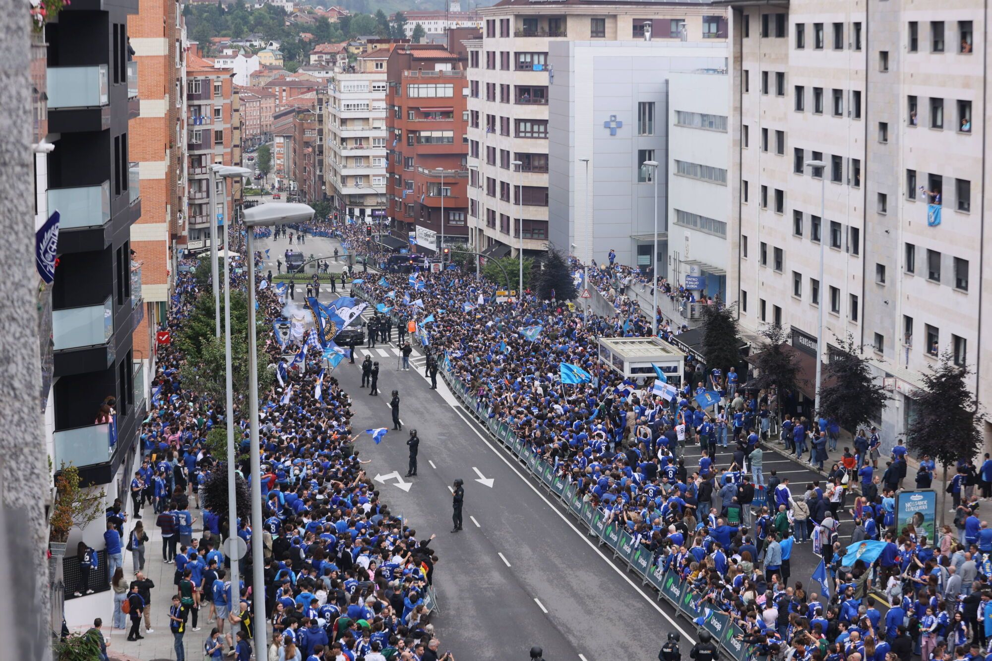 Así fue el recibimiento de la afición al Real Oviedo y toda la previa del último partido de la temporada