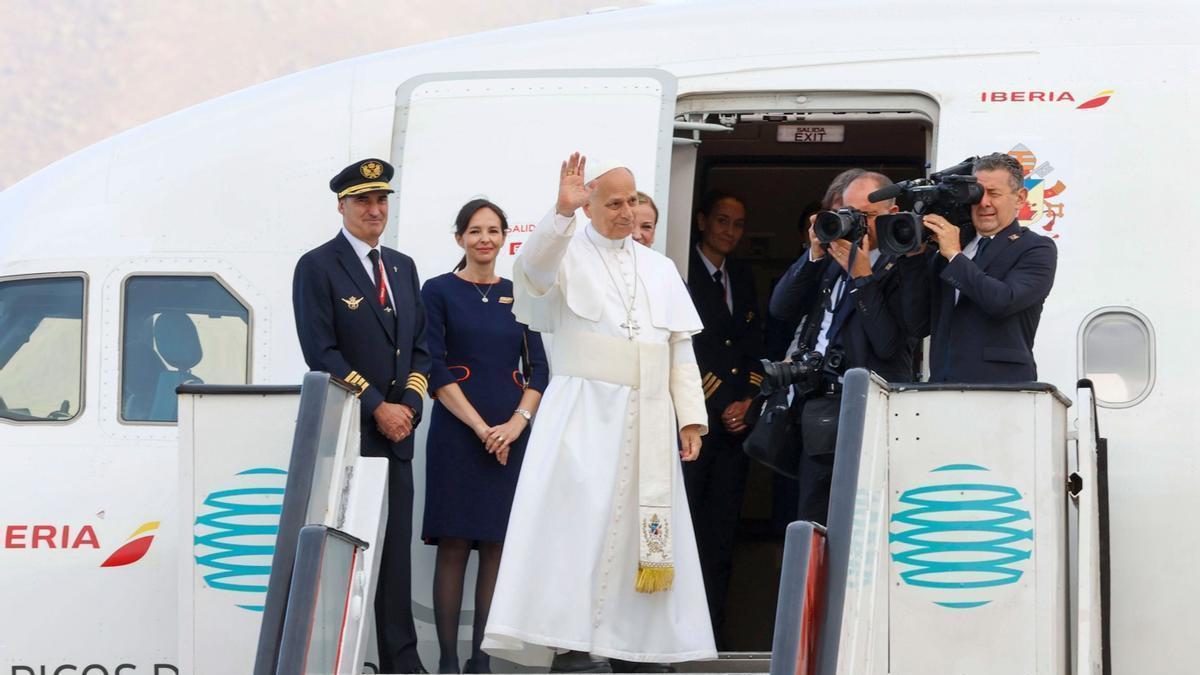 El Papa saluda desde el Airbus de Iberia "Picos de Europa", este viernes en Tenerife.