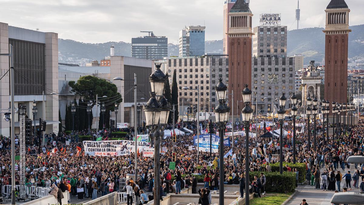 Manifestación masiva contra el precio abusivo de los alquileres y la  especulación inmobiliaria