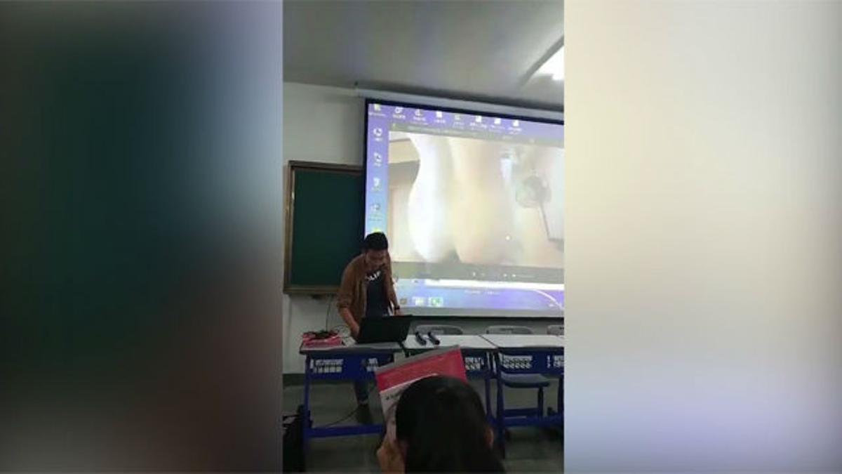 Un profesor se equivoca y les pone un video porno suyo a los alumnos