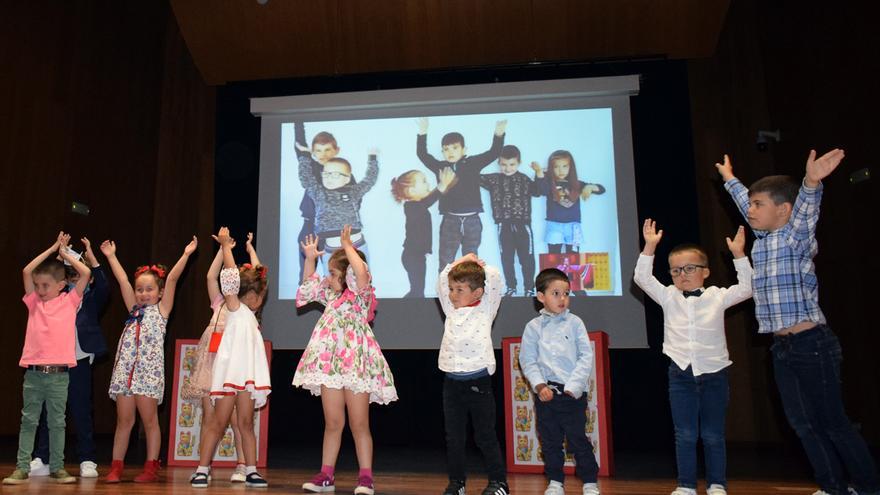 Algunos de los niños en plena actuación.