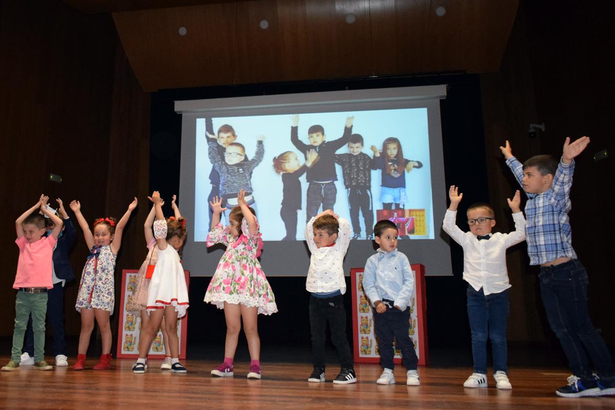 Algunos de los niños en plena actuación.
