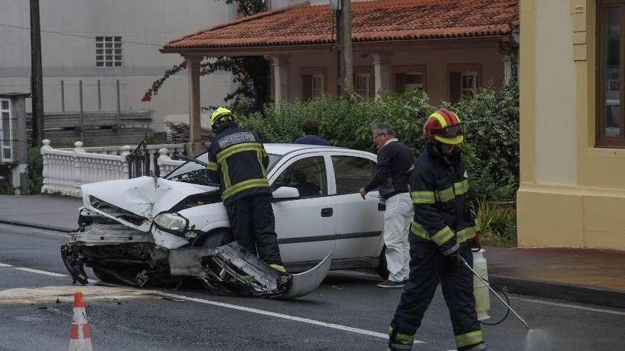 El Opel Astra del vecino de Bamio tras impactar contra el muro de una vivienda en Vilar. // Iñaki Abella