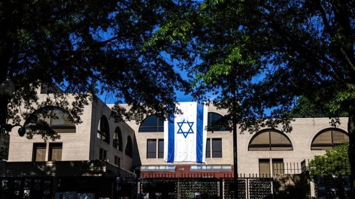 Imagen de una bandera de Israel en una embajada