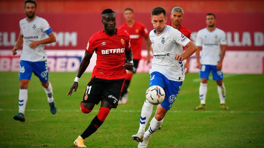 Otar Kakabadze, tratando de controlar el balón ante la presencia de Lago Junior, en el Mallorca-Tenerife.