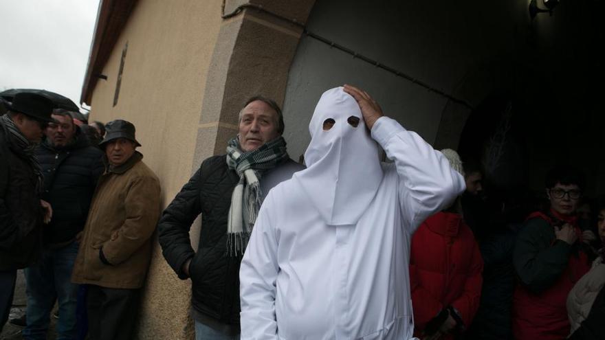 Un congregante de Bercianos se lleva la mano a la cabeza.