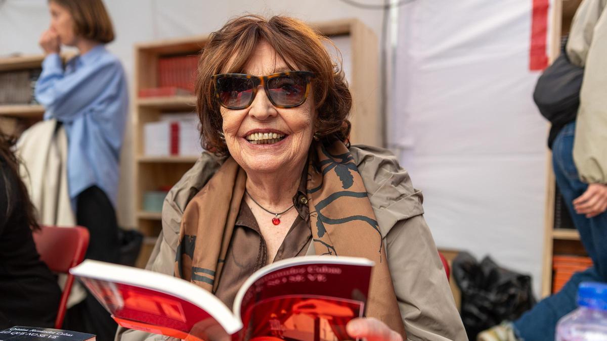 La escritora Cristina Fernández Cubas, firma ejemplares de sus libros en la Fira de Llibres de Sant Jordi
