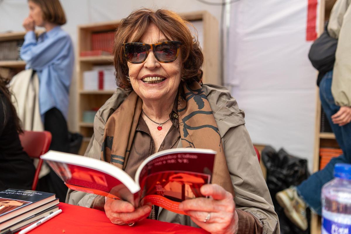 La escritora Cristina Fernández Cubas, firma ejemplares de sus libros en la Fira de Llibres de Sant Jordi.
