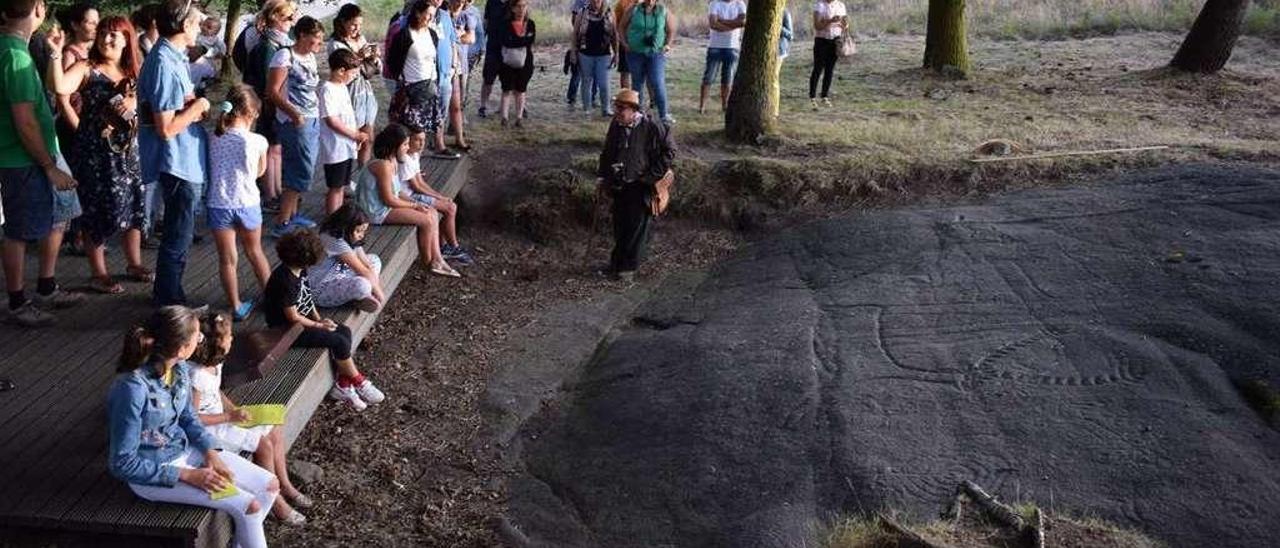 Una imagen de una de las visitas teatralizadas al Parque de Arte Rupestre de Campo Lameiro. // FdV