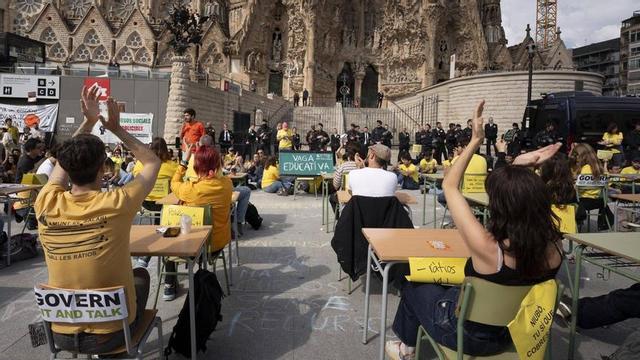 Professors en vaga bloquejant els accessos a la Sagrada Família el maig passat | FERRAN NADEU