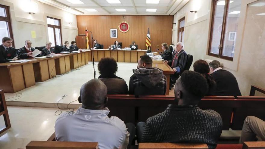 Los siete imputados, durante el juicio celebrado en la Audiencia de Palma.