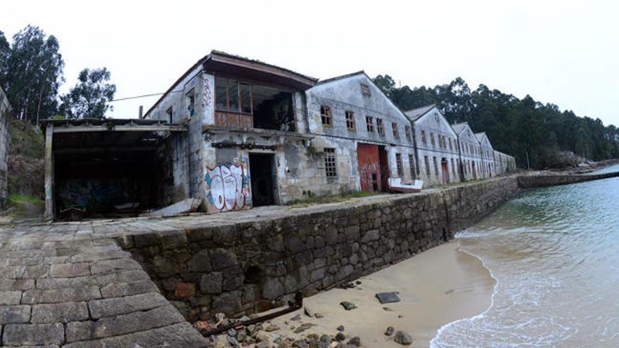 El hotel se levantará detrás de la nave de la antigua conservera de Ameixide // G. Núñez