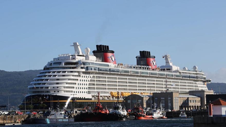 El crucero «Disney Dream» despide su temporada europea con una escala en el puerto de Vigo