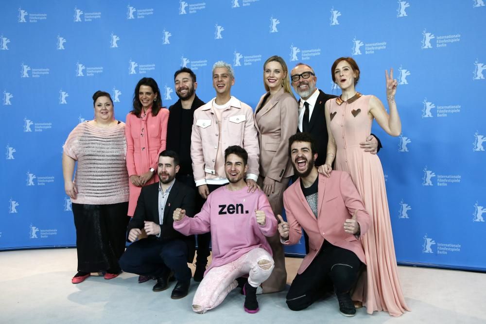 Eduardo Casanova posa con el equipo de 'Pieles'.