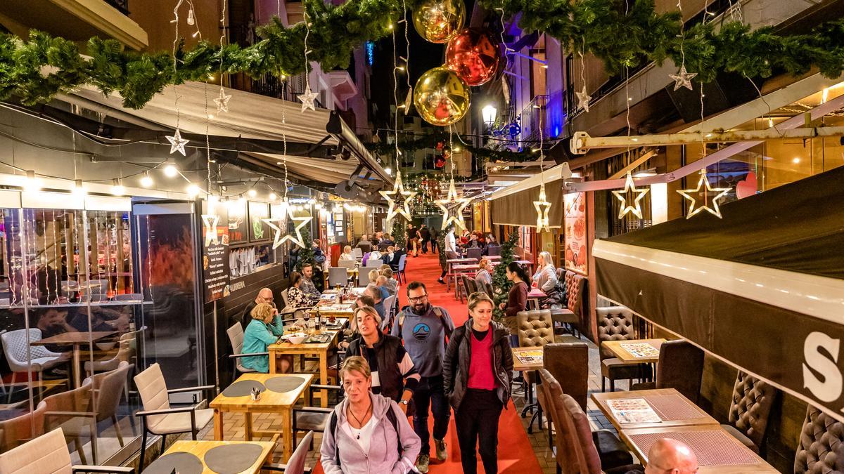 La calle Santo Domingo, decorada por Navidad y donde los hosteleros organizan tradicionalmente una fiesta el 31 de diciembre para celebrar el Fin de Año.