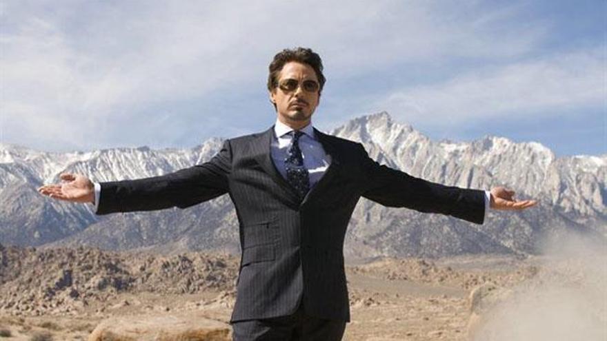 Robert Downey Jr. como Tony Stark.