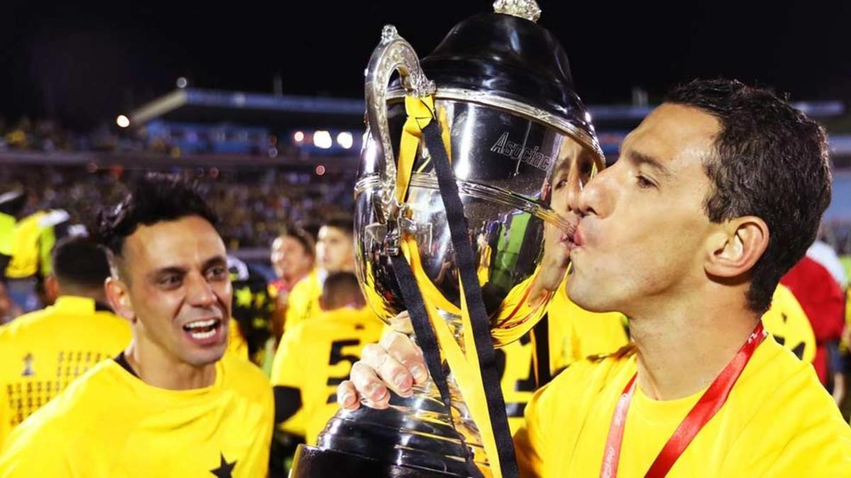 El jugador de Peñarol Maxi Rodríguez besa la copa