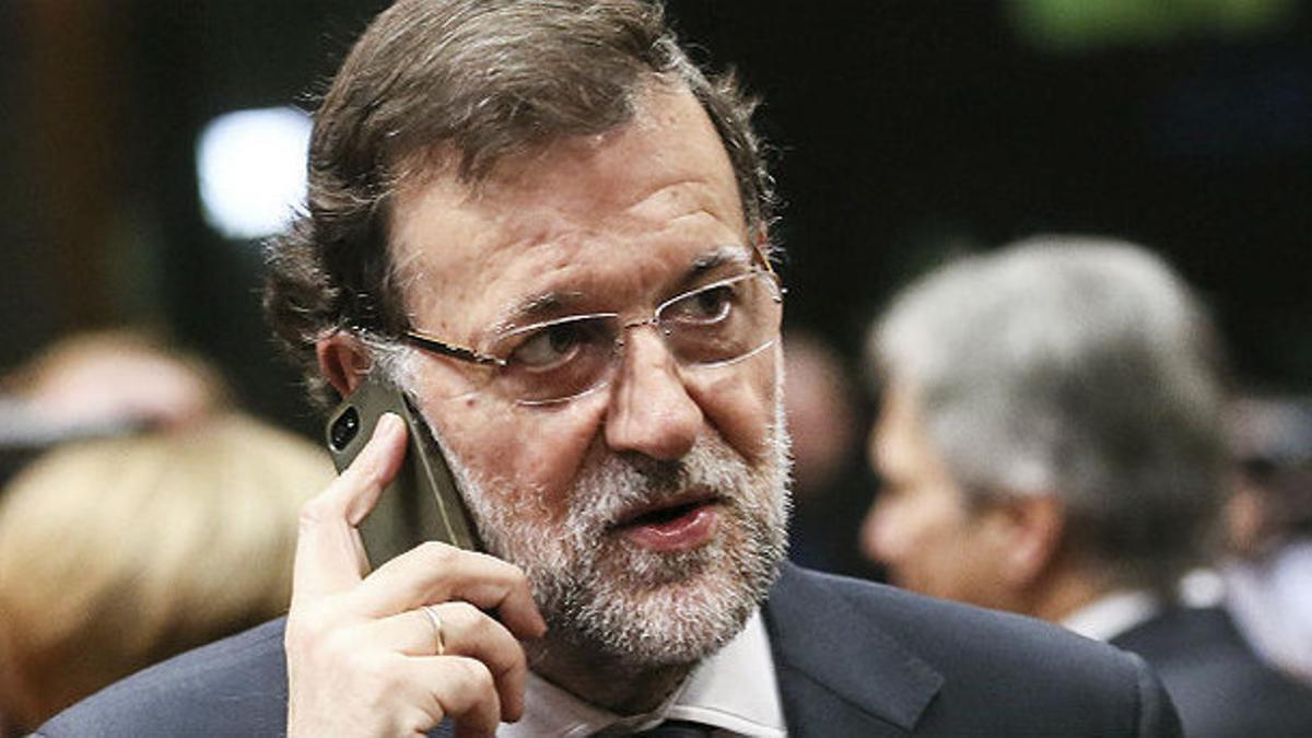 El presidente del Gobierno, Mariano Rajoy, realiza una llamada telefónica en una imagen de archivo.
