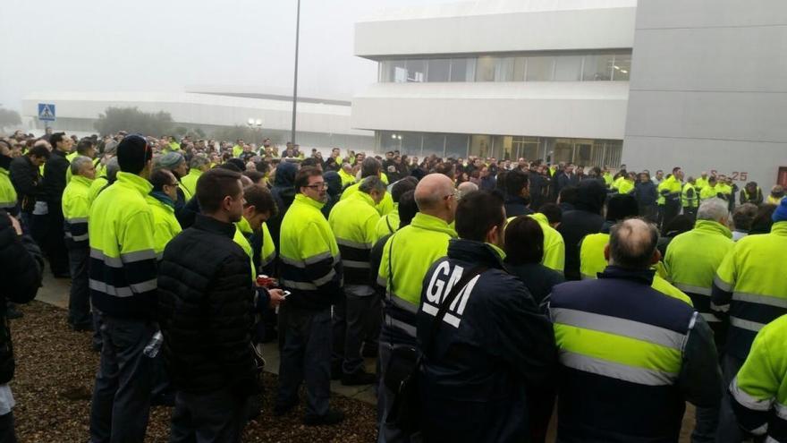 Los trabajadores de Opel en Zaragoza, esta mañana // E. P.