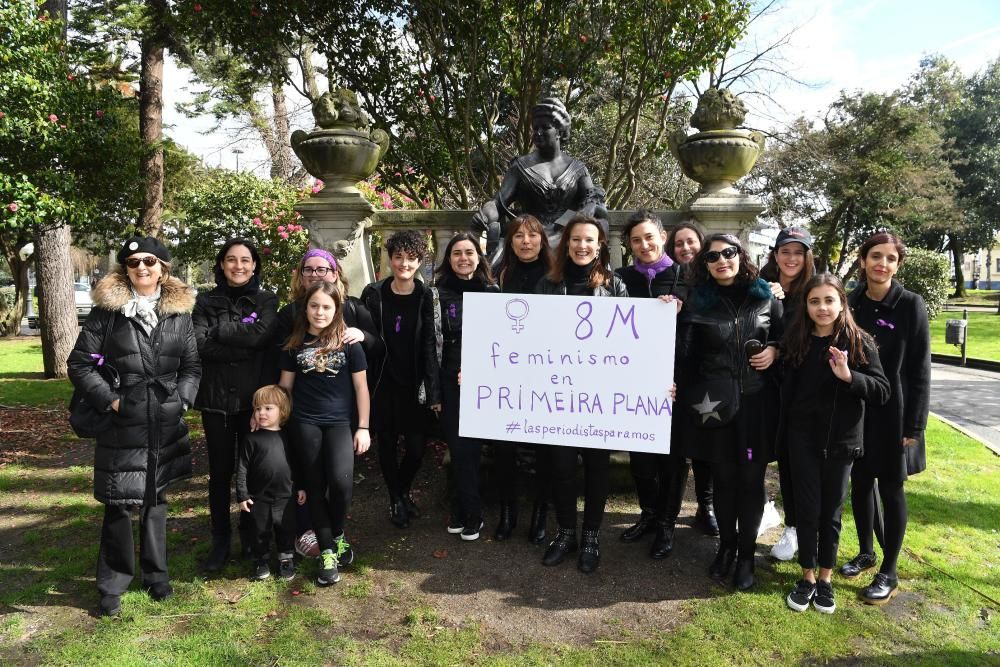 Las periodistas coruñesas se concentraron junto a la estatua de Emilia Pardo Bazán en los jardines de Méndez Núñez, donde leyeron un manifiesto para reivindicar la igualdad de oportunidades.