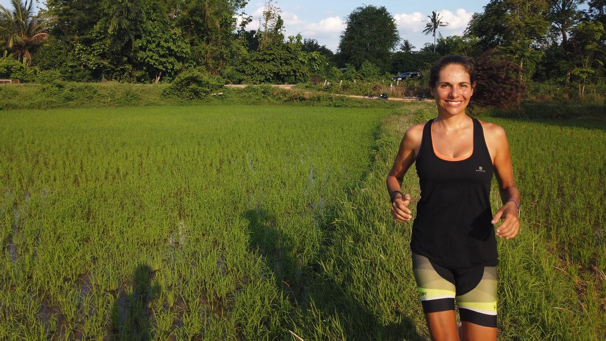 Clara Ruiz, que està fent la volta el món corrent cada dia etapes de 15 km. en la foto, Pai (Tailandia)
