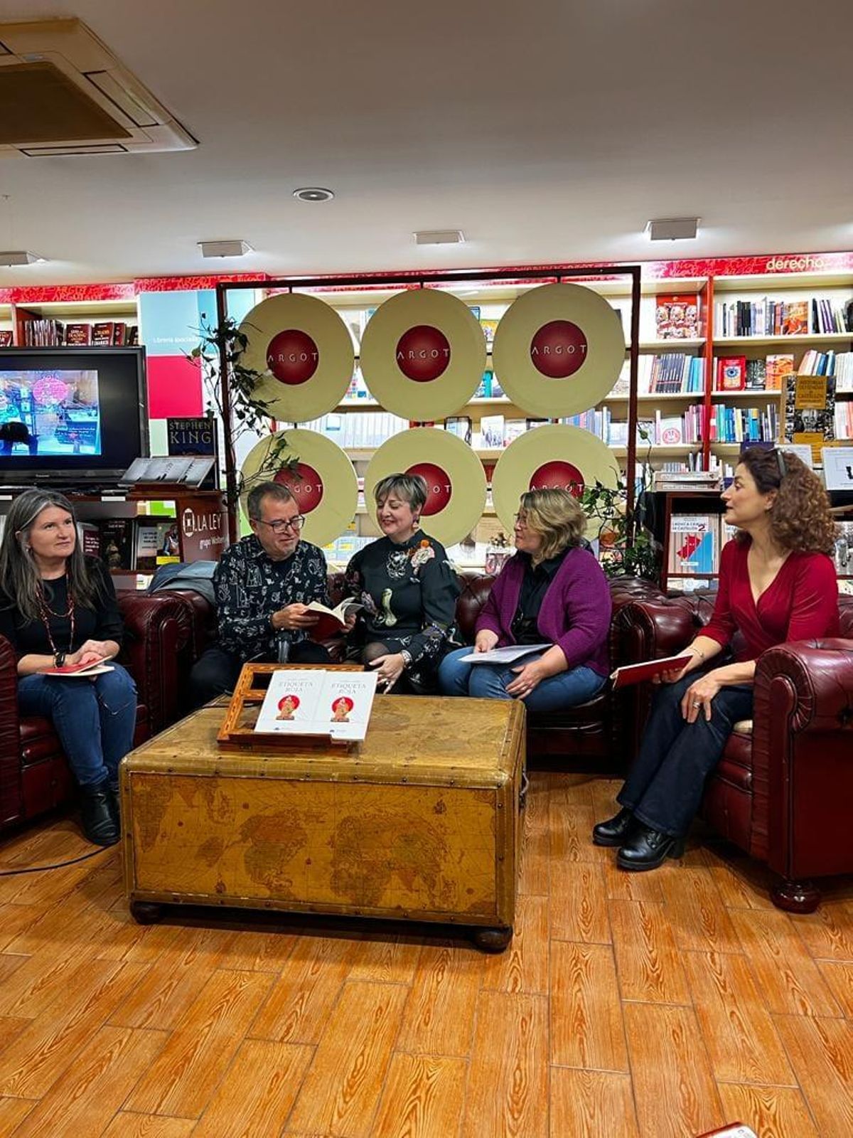 Lluïsa Lladó acompanyada d'altres poetes en el transcurs de la presentació del poemari 'Etiqueta Roja'.